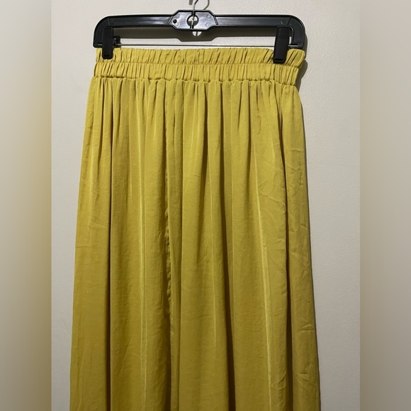 Minimalist yellow Skirt - Picture 3 of 4